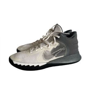 Nike Boys Kyrie Flytrap 5
DD0340-112 White Basketball EUC